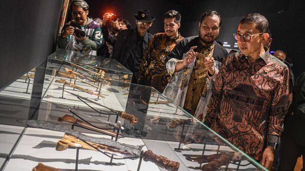 Pengunjung mengamati lukisan pada pameran Jejak Perlawanan 