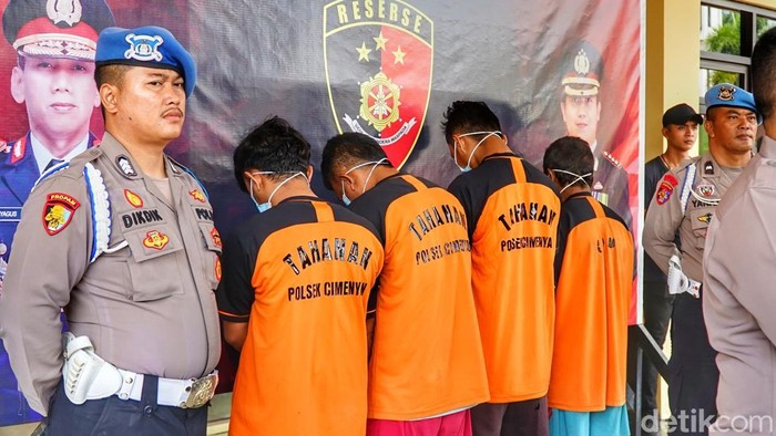 Para pelaku saat dihadirkan di Mapolresta Bandung, Soreang, Jumat (10/1/2025).