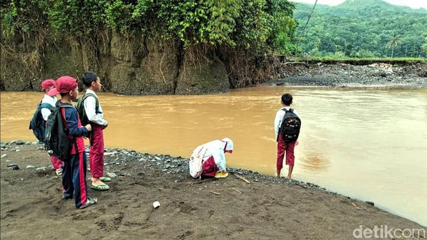 Para siswa di Sukabumi menembus aliran sungai untuk pergi ke sekolah.