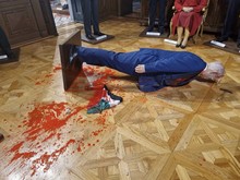 Duh! Patung Lilin PM Israel Benjamin Netanyahu Disiram Cat Merah