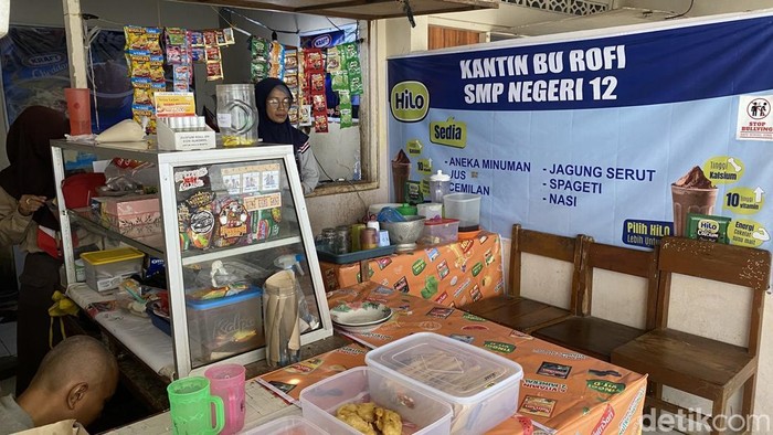 Pedagang kantin SMPN 12 Semarang sambat program makan bergizi gratis bikin omzet turun, Jumat (10/1/2025).