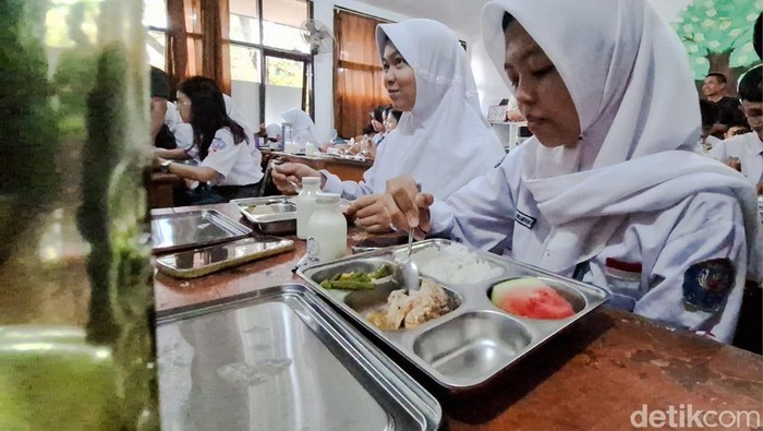 Pelajar SMA di Cimahi menikmati makanan dari program Makan Bergizi Gratis