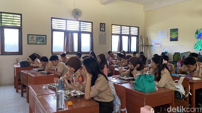 Pelaksanaan Makan Bergizi Gratis di SMP 12 Semarang, Kelurahan Srondol Wetan, Kecamatan Banyumanik, Jumat (10/1/2025).