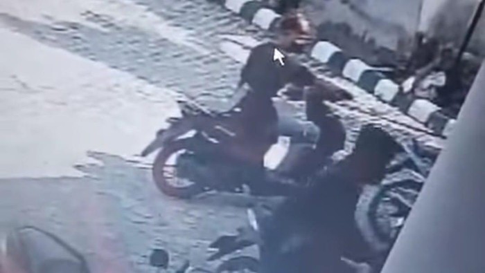 Pelaku pencurian motor di Ogan Ilir terekamn CCTV