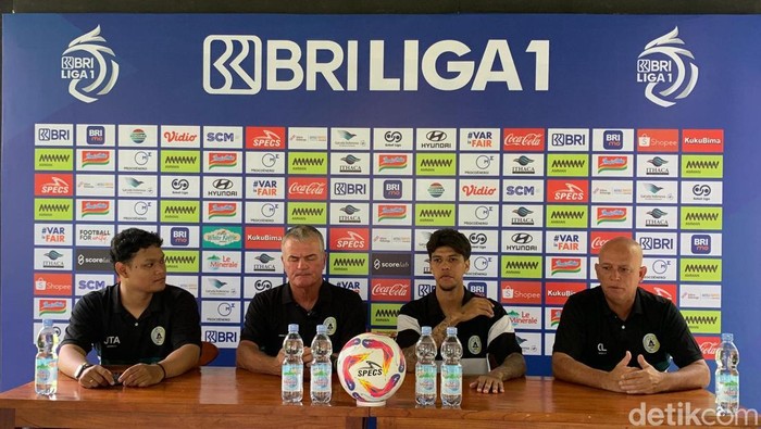 Pelatih PSS, Mazola Junior, saat jumpa pers jelang laga di Omah PSS, Ngaglik, Sleman, Jumat (10/1/2025).