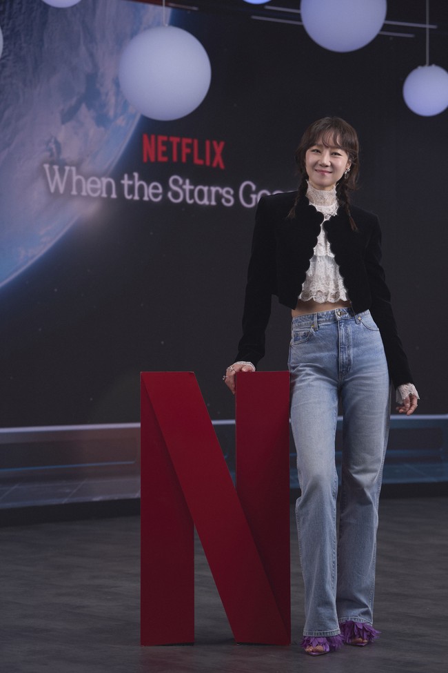 Gong Hyo Jin tampil sebagai Komandan Eve Kim, yang menghabiskan sebagian besar hidupnya di Amerika Serikat. Dia awalnya skeptis terhadap kedatangan Gong Ryong dan bertanggung jawab atas pengembangbiakkan tikus di stasiun antariksa. Foto: dok. Netflix