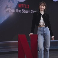 Gong Hyo Jin tampil sebagai Komandan Eve Kim, yang menghabiskan sebagian besar hidupnya di Amerika Serikat. Dia awalnya skeptis terhadap kedatangan Gong Ryong dan bertanggung jawab atas pengembangbiakkan tikus di stasiun antariksa. Foto: dok. Netflix