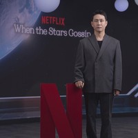 Karakter Kang Kang Su diperankan oleh Oh Jung Se, mantan pacar dari pewaris konglomerat yang dikencani Gong Ryong. Ilmuwan antariksa yang bertanggung jawab atas pengembangbiakkan  lalat buah di stasiun antariksa. Dia merasa terancam dengan keberadaan ‘turis’ misterius itu. Foto: dok. Netflix