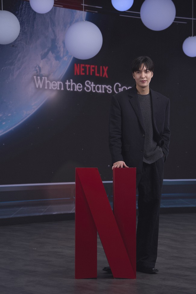 Lee Min Ho menjelma sebagai Gong Ryong. Seorang dokter kandungan yang berpacaran dengan pewaris konglomerat. Dia mendapat desakan dari calon ayah mertuanya dan diberangkatkan ke stasiun antariksa untuk sebuah misi rahasia. Foto: dok. Netflix