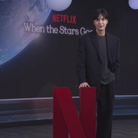 Lee Min Ho menjelma sebagai Gong Ryong. Seorang dokter kandungan yang berpacaran dengan pewaris konglomerat. Dia mendapat desakan dari calon ayah mertuanya dan diberangkatkan ke stasiun antariksa untuk sebuah misi rahasia. Foto: dok. Netflix