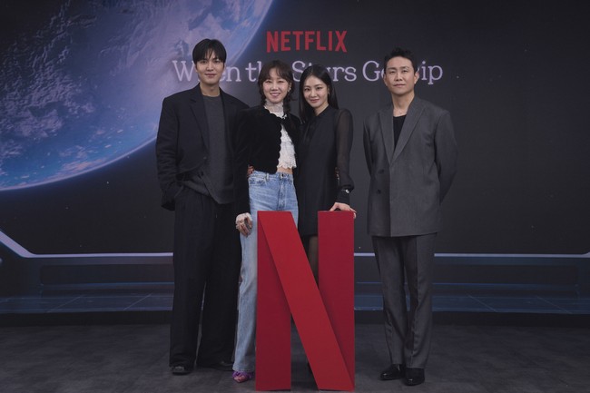 Lee Min Ho, Gong Hyo Jin, Han Ji Eun, dan Oh Jung Se menghadiri konferensi pers drama Korea Netflix, When the Stars Gossip pada Kamis (9/1/2025). Para pemain kompak memakai busana serba hitam. Foto: dok. Netflix