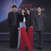 Lee Min Ho, Gong Hyo Jin, Han Ji Eun, dan Oh Jung Se menghadiri konferensi pers drama Korea Netflix, When the Stars Gossip pada Kamis (9/1/2025). Para pemain kompak memakai busana serba hitam. Foto: dok. Netflix