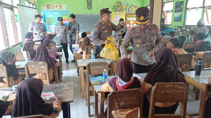 Pembagian makan bergizi gratis di SDN Kauman 02 Kecamatan Srengat, Kota Blitar