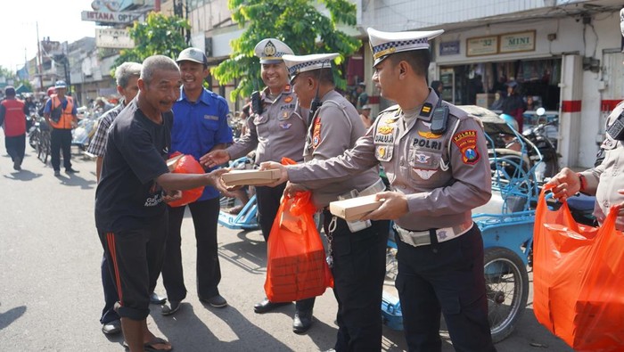 Pembagian makanan nasi kotak Jumat berkah yang digelar Satlantas Polres Probolinggo Kota