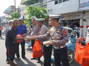 Jumat Berkah, Satlantas Polres Probolinggo Kota Berbagi Makan Gratis