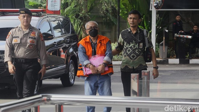 Pemeriksaan Donald Sihombing, Tersangka Korupsi Rp 223 M Tersangka kasus dugaan korupsi Donald Sihombing tiba untuk menjalani pemeriksaan di gedung KPK, Jakarta, Jumat (10/5/2025). Salah satu konglomerat Indonesia itu diperiksa terkait kasus dugaan korupsi dalam pembelian lahan di Rorotan, Cilincing, Jakarta Utara oleh Perumda Pembangunan Sarana Jaya pada 2019-2020 yang merugikan negara sebesar Rp 223 miliar.