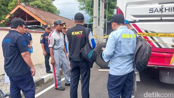 Pemeriksaan ulang kondisi bus pariwisata SMK Bali yang menyeruduk 12 kendaraan di Kota Batu.