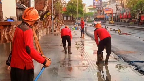 Pemerintah Kabupaten Badung melalui Dinas Pekerjaan Umum dan Penataan Ruang (DPUPR) melaksanakan kegiatan penyemprotan trotoar di sepanjang jalan Pantai Kuta dan sekitarnya,Rabu (8/1/2025).