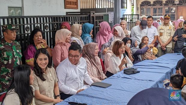 Pemerintah memulai program makan bergizi gratis untuk ibu hamil, ibu menyusui, hingga anak balita. Salah satu titik yang menjadi lokasi pemberian adalah di Posyandu Anyelir 1, Kelurahan Susukan, Kecamatan Ciracas, Jakarta Timur, Jumat (10/1/2025), pagi. (CNBC Indonesia/Emir Yanwardhana)