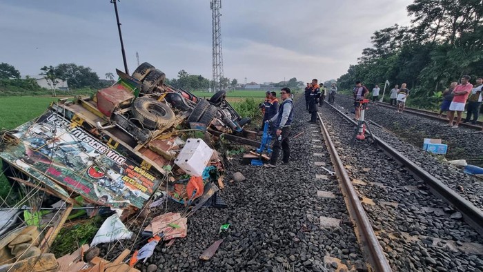 Penampakan truk yang tertabrak kereta di Masaran, Sragen, Jumat (10/1/2025).