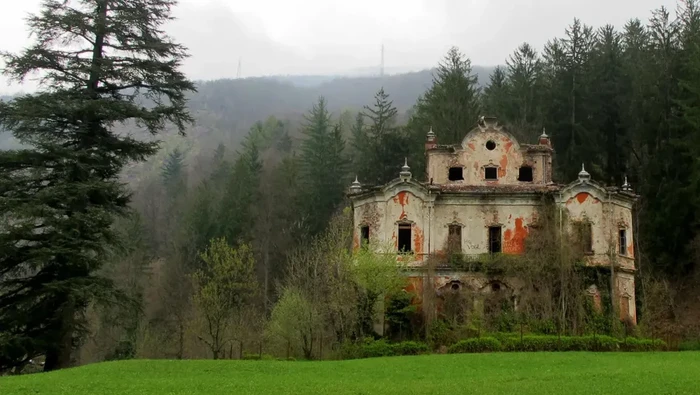 Penampakan Villa De Vecchi yang dijuluki 'Gedung Merah'/Jeff Kerwin via Atlas Obscura Penampakan Villa De Vecchi yang dijuluki 'Gedung Merah'