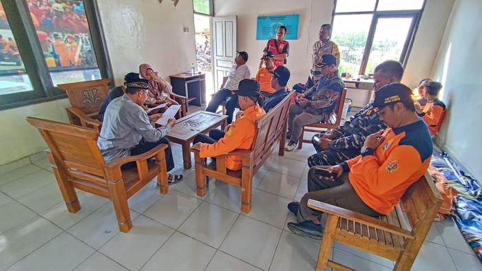 Penutupan operasi SAR gabungan terkait nelayan hilang di Pantai Congot, Temon, Kulon Progo, Jumat (10/1/2025)