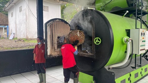 Pengoperasian insenerator di TPA Linggasana, Desa Bhuana Giri, Kecamatan Bebandem, Karangasem, Jumat (10/1/2025). (Selamat Juniasa/detikBali)