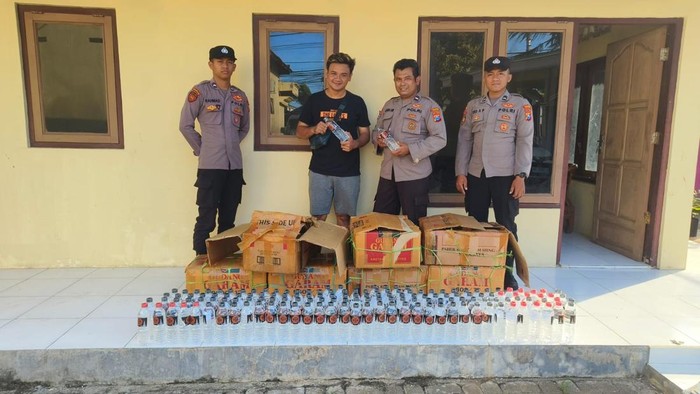 Barang bukti arak Bali yang disita di Pelabuhan ASDP Paciran Lamongan