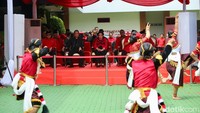 Pertunjukan disaksikan langsung oleh Ketua Umum PDI Perjuangan.