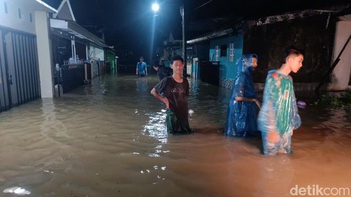 Perumahan Karangpucung Permai, Kecamatan Purwokerto Selatan, Kabupaten Banyumas, kebanjiran setelah Sungai Bener meluap, Jumat (10/1/2025).