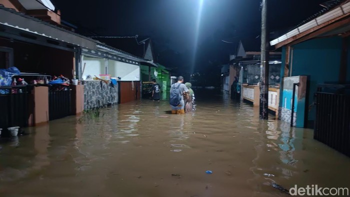 Perumahan Karangpucung Permai, Kecamatan Purwokerto Selatan, Kabupaten Banyumas, kebanjiran setelah Sungai Bener meluap, Jumat (10/1/2025).