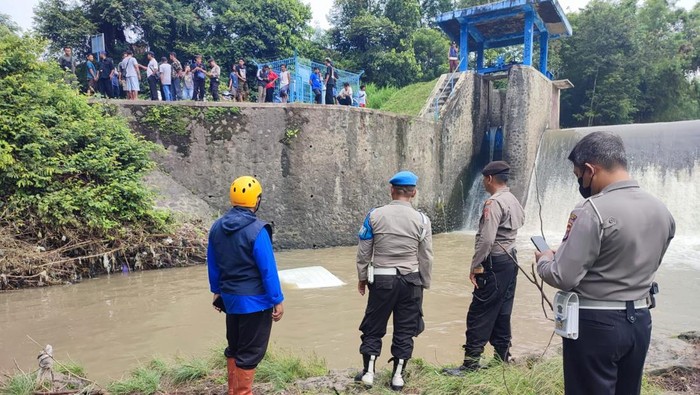 Petugas saat mendatangi lokasi mobil tercebur ke sungai di Karangploso, Piyungan, Bantul, Jumat (10/1/2025).