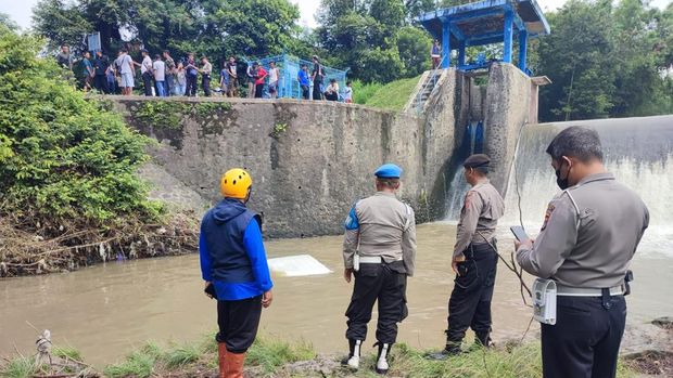 Petugas saat mendatangi lokasi mobil tercebur ke sungai di Karangploso, Piyungan, Bantul, Jumat (10/1/2025).