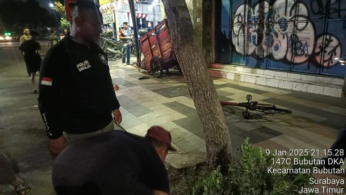 Petugas Satpol PP mengecek kerusakan fasilitas umum yang menjadi tempat para pemuda berburu koin.