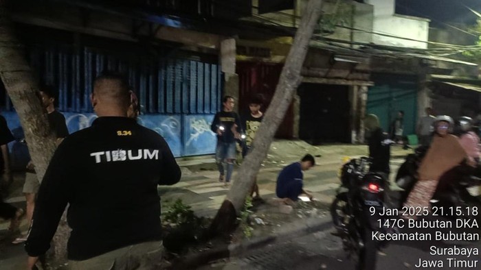 Petugas Satpol PP mengecek kerusakan fasilitas umum yang menjadi tempat para pemuda berburu koin.