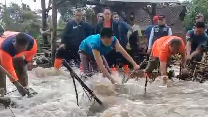 Pj Gubernur Jatim Adhy Karyono meninjau banjir di Bondowoso