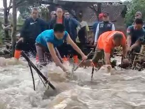 Tinjau Banjir Bandang Bondowoso, Pj Gubernur Jatim Bersihkan Sisa Material
