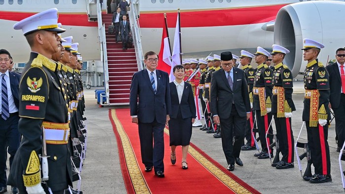 PM Jepang Shigeru Ishiba dan Istria Yoshiko Ishiba tiba di Indonesia.