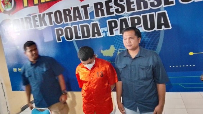 Polda Papua menggelar konferensi pers kasus penyebaran konten pornografi.