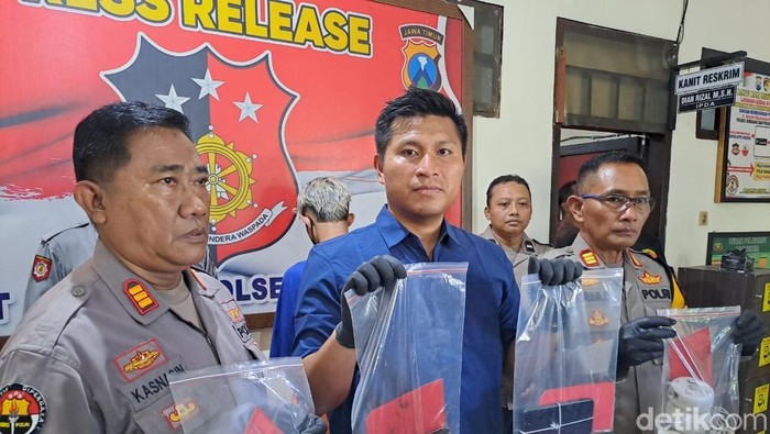 Polisi menunjukkan barang bukti pembunuhan di barbershop Jombang