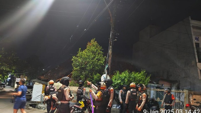 Polisi saat mengamankan gerombolan pemuda konvoi membawa celurit di Surabaya
