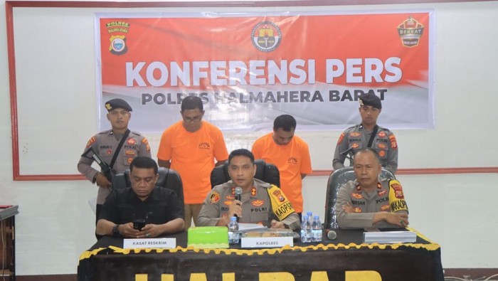 Polres Halbar saat merilis kasus Kadis Perindag Halbar Demisius aniaya pendemo.