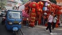 Lokasinya yang di pinggir jalan membuat pasar ini mudah dijangkau dan mencolok dilihat dari kejauhan, karena pedagang menjual barang serba merah, warna khas Imlek.