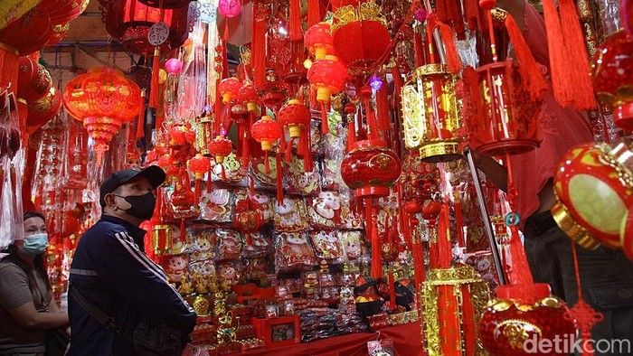 Para pengunjung memilih pernak-pernik Imlek yang dijual di sepanjang trotoar Jalan Pancoran, Glodok, Jakarta Barat, Jumat (10/1/2025). Menjelang perayaan Tahun Baru Imlek 2576 Kongzili dengan shio ular kayu, penjualan pernak-pernik Imlek di kawasan tersebut mengalami lonjakan signifikan.