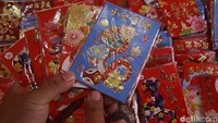 Pernak-pernik Imlek tersebut dijual mulai dari harga Rp 5.000 hingga Rp 6 juta.