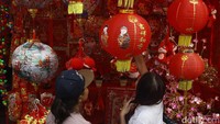 Menjelang perayaan Tahun Baru Imlek 2576 Kongzili dengan shio ular kayu, penjualan pernak-pernik Imlek di kawasan tersebut mengalami lonjakan signifikan.