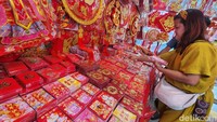 Pernak-pernik yang dijual pun beragam, ada lampion, baju, aneka gantungan, hiasan rumah, lukisan, amplop angpao, kalender hingga lampu kelap-kelip.