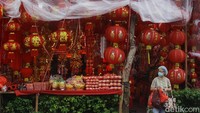 Lampion dengan beragam ukuran juga tersedia di pasar kawasan Pecinan Glodok tersebut, dengan harga beragam menyesuaikan model dan ukuran.