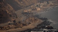 Kebakaran tersebut menyisakan puing-puing bangunan yang hangus terbakar, bahkan rata dengan tanah. AP/Mark J. Terrill