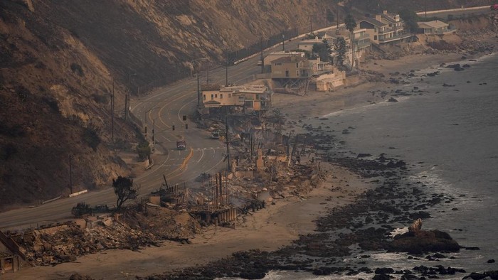 Beach front properties are left destroyed by the Palisades Fire, in this aerial view, Thursday, Jan. 9, 2025 in Malibu, Calif. (AP Photo/Mark J. Terrill)